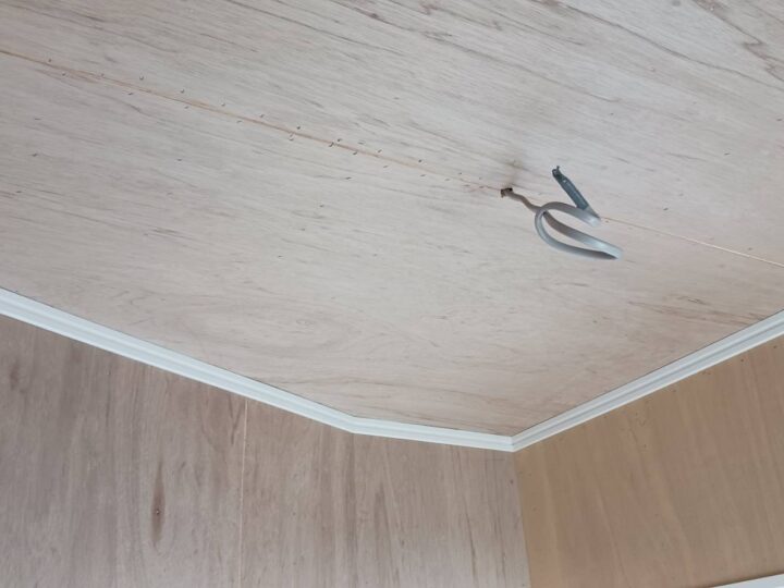 廻り縁取り付け